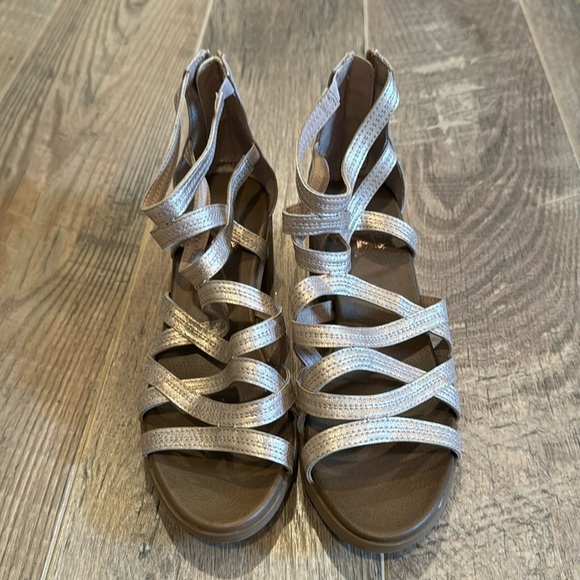 Mia Kid’s Tan Heeled Sandals Size 4M - Picture 2 of 7